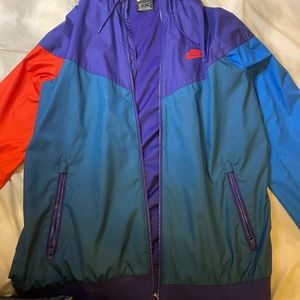 I’m selling a windbreaker from Nike !!